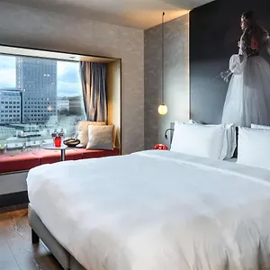 Radisson Red Hotel, Szálloda